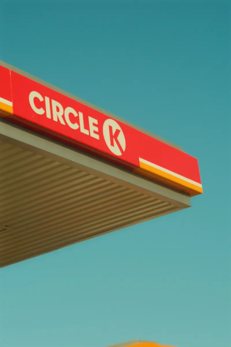 „Circle K“ degalinės stogelis žydro dangaus fone