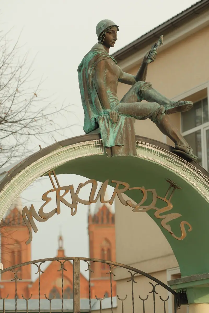 Skulptūra ant arkos su užrašu „Merkurijus“