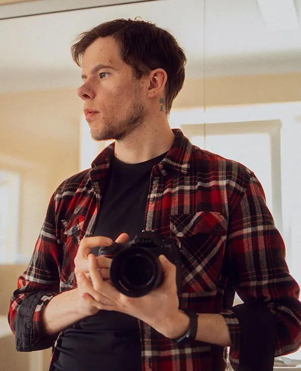 Lukas Marčiulaitis su fotoaparatu darbo metu