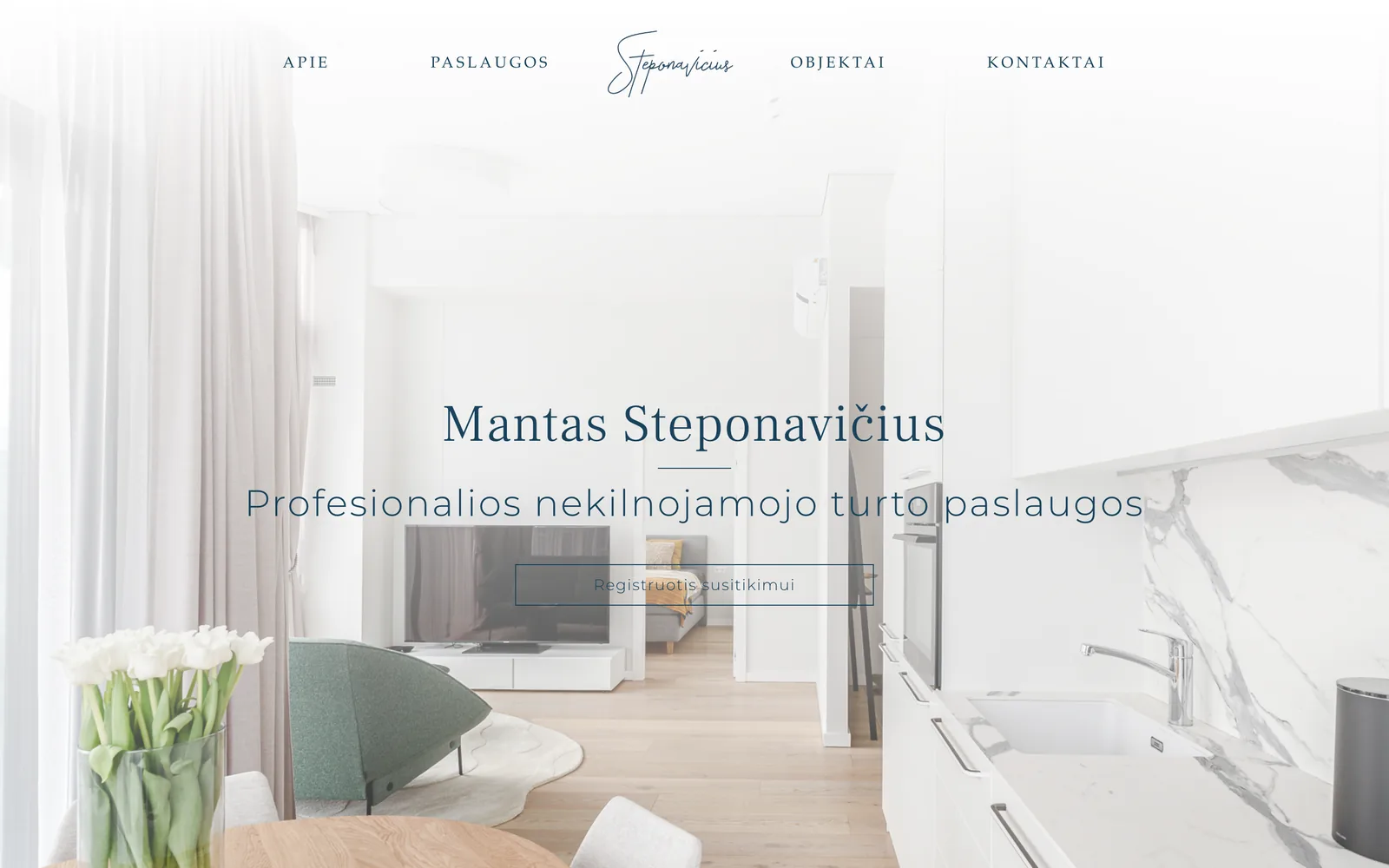 „Steponavičius Pro“ pradinis puslapis: nekilnojamojo turto paslaugos šviesaus interjero fone